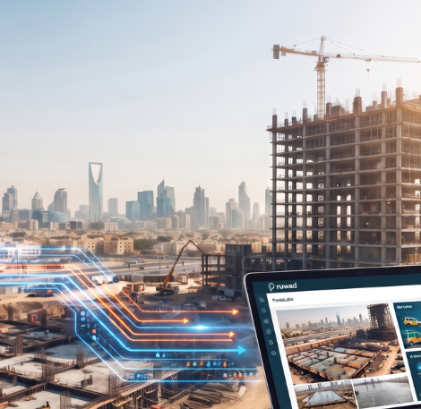 مهندس مع سترة صفراء وخوذة يراقب موقع البناء عبر لابتوب، بينما ترتبط كاميرا تايم لابس مزودة بلوحة طاقة شمسية بنقل بيانات المشروع الحية.